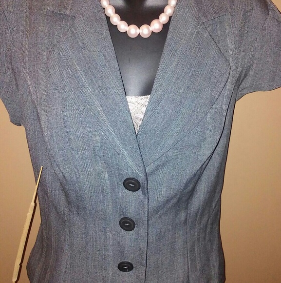 Elegant 2 Piece Pinstriped Short Suit. - Picture 3 of 4